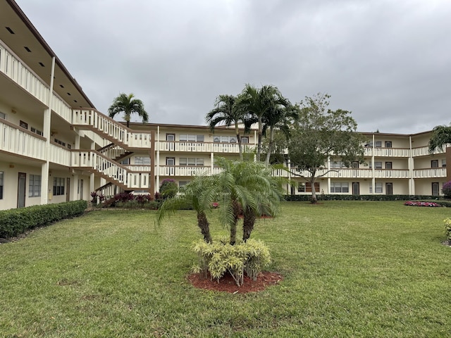 view of property's community featuring a yard