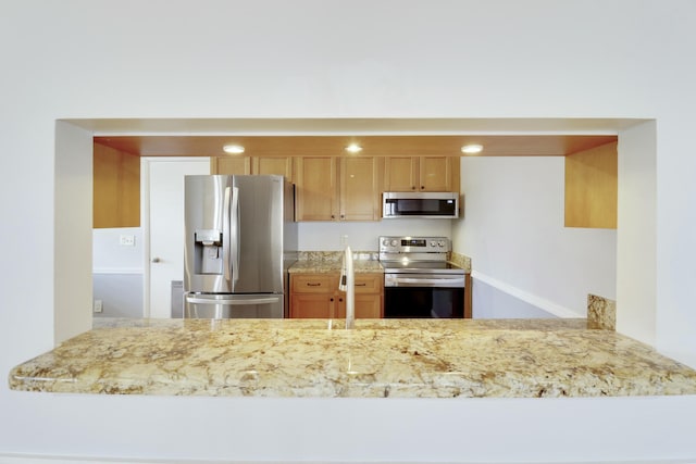 kitchen featuring sink, stainless steel appliances, and kitchen peninsula