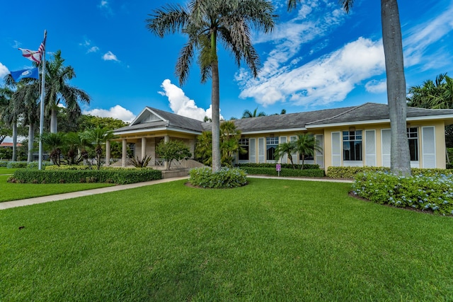 view of front of home featuring a front lawn