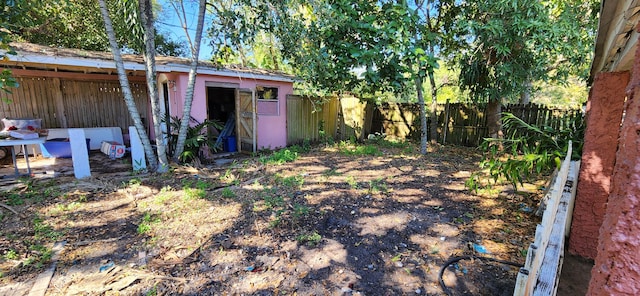 view of yard featuring a storage unit