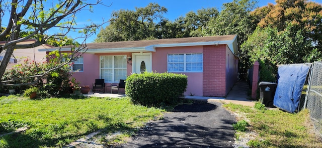 view of front of property featuring a front yard