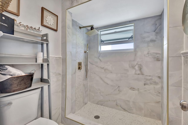 bathroom with toilet and a tile shower