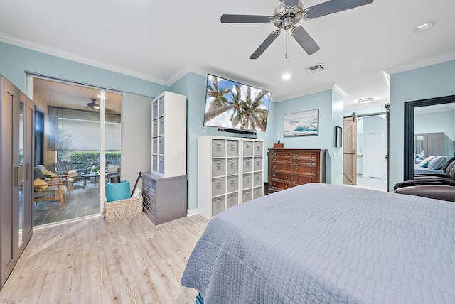 bedroom with ceiling fan, crown molding, a barn door, and light hardwood / wood-style flooring