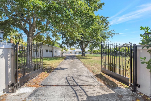 view of gate featuring a lawn