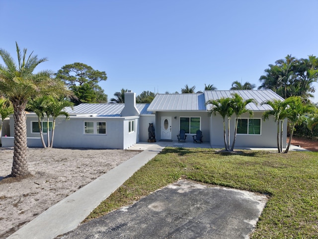 ranch-style home featuring a front lawn