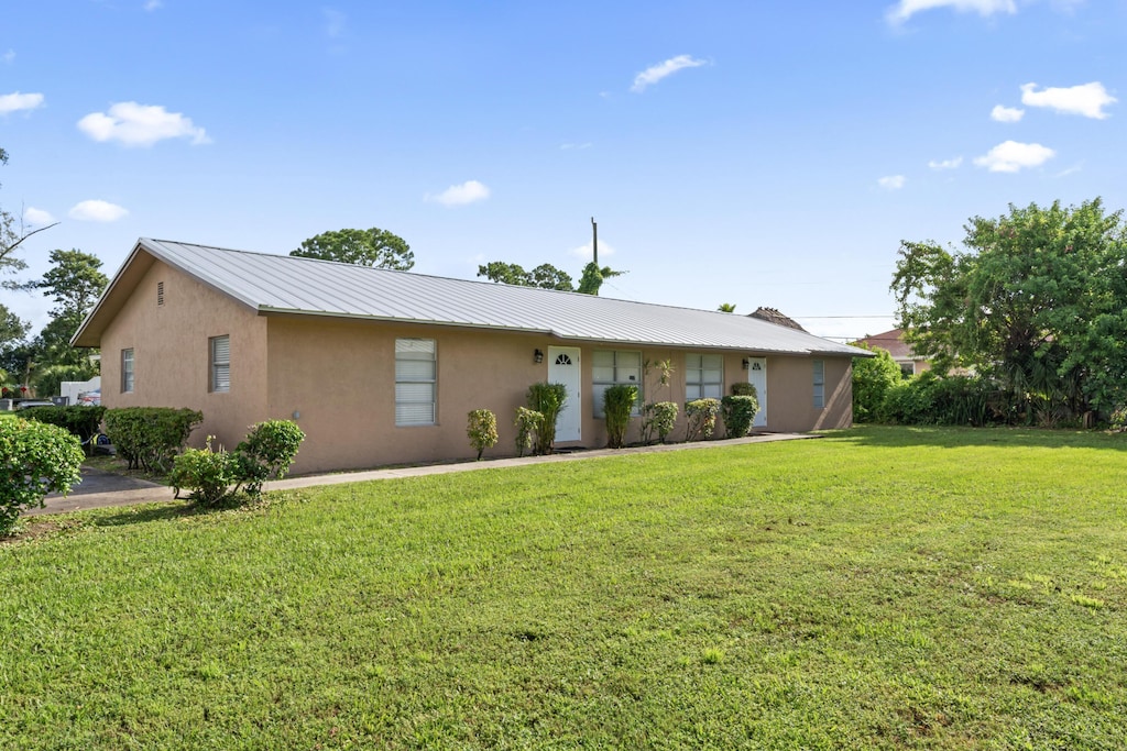 ranch-style home with a front lawn