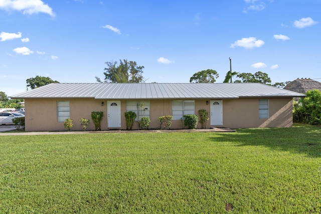 ranch-style home featuring a front lawn