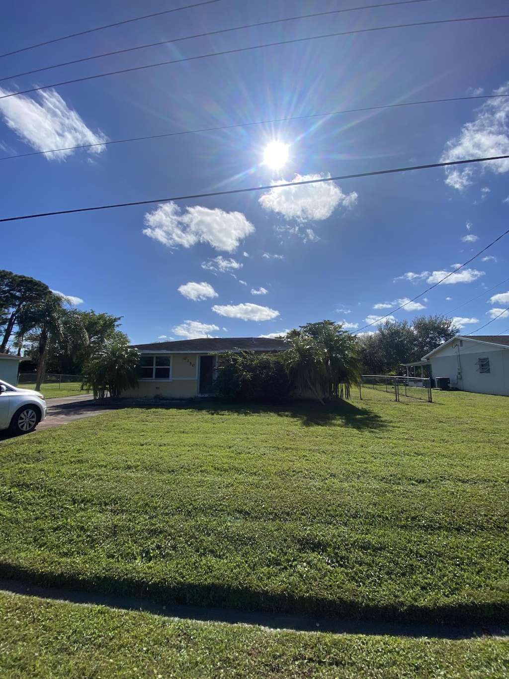 view of front of house featuring a front lawn