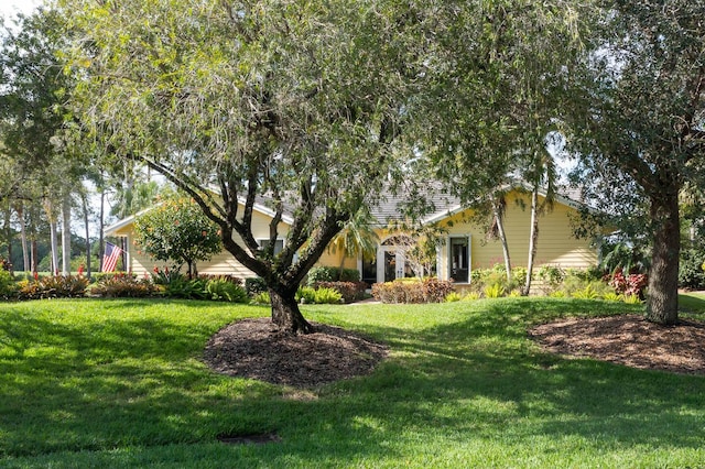 view of front of property featuring a front yard