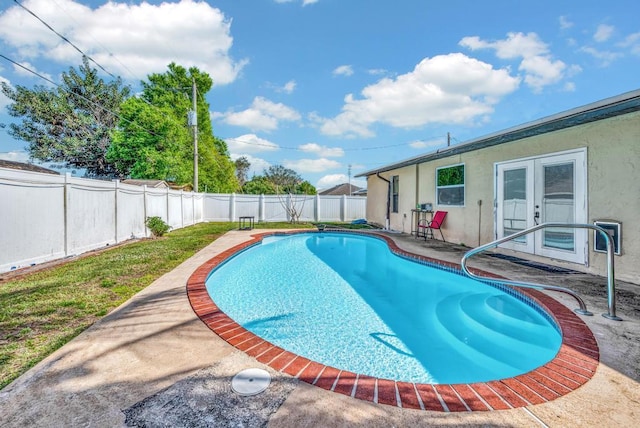 view of swimming pool featuring a patio