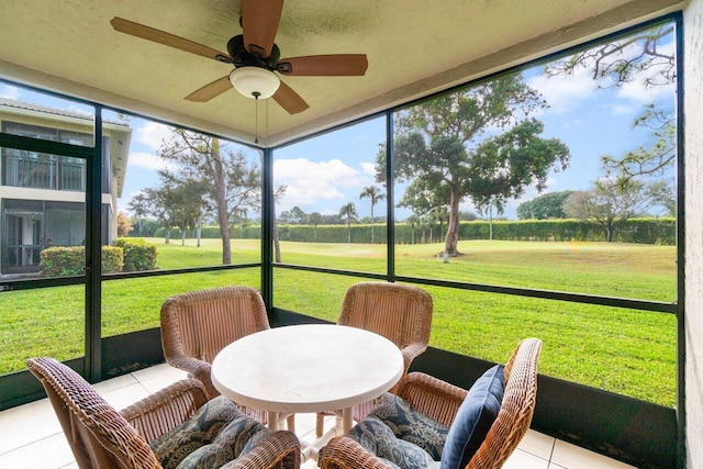 sunroom with ceiling fan