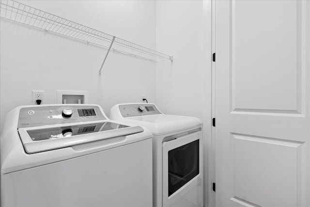 washroom featuring washing machine and clothes dryer