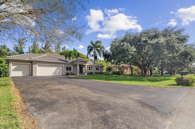 view of front facade featuring a garage and a front yard