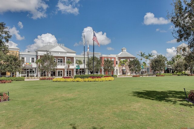 view of property's community featuring a lawn