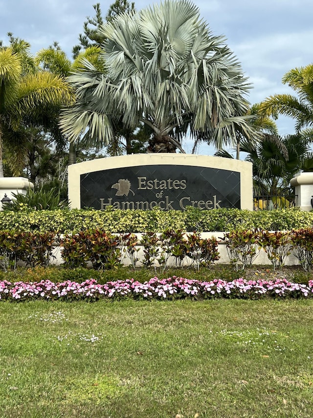 community / neighborhood sign featuring a yard