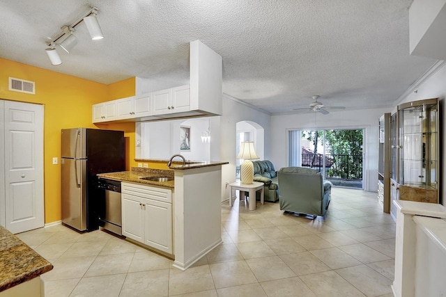 kitchen featuring stainless steel appliances, sink, white cabinets, ceiling fan, and kitchen peninsula