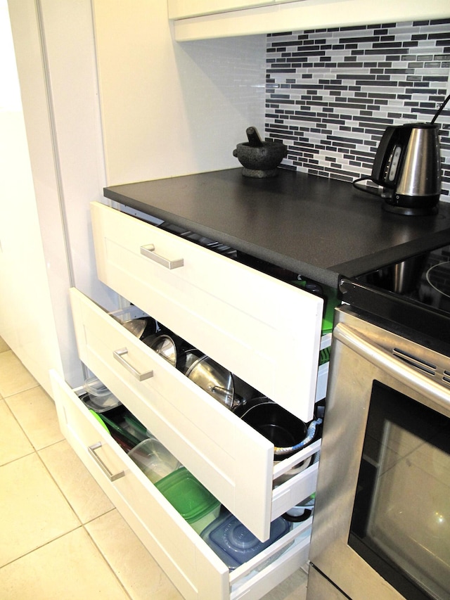 details with electric stove and tasteful backsplash