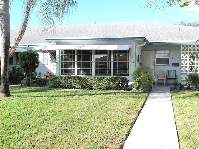 view of front facade featuring a front lawn