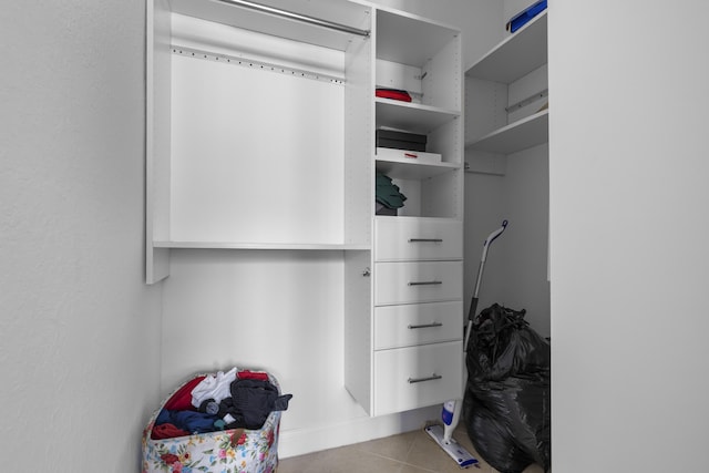 walk in closet featuring light tile patterned flooring