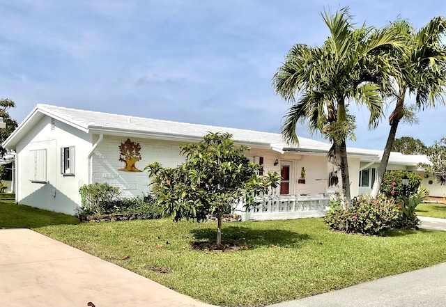 single story home with a front lawn