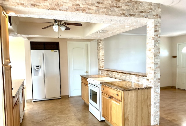 kitchen with crown molding, visible vents, white appliances, baseboards, and ceiling fan