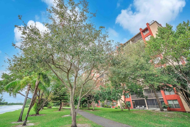 view of property's community featuring a lawn