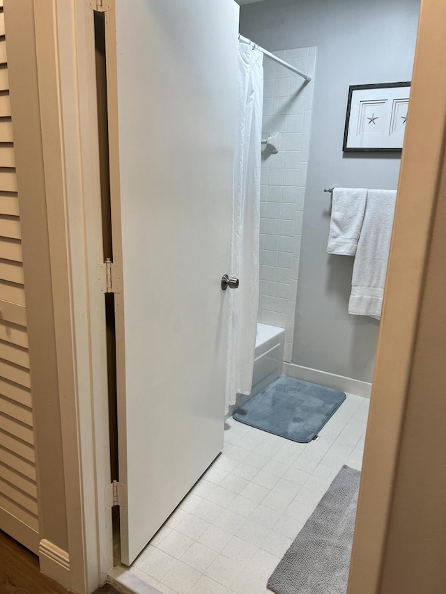 bathroom featuring shower / bathtub combination with curtain