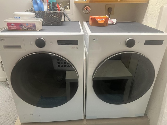 washroom with washer and clothes dryer