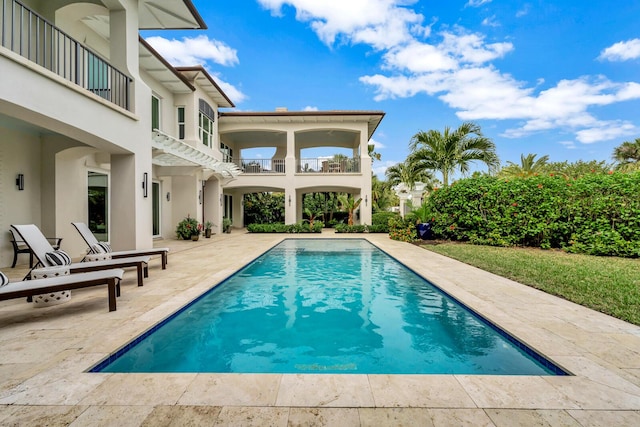 view of swimming pool featuring a patio