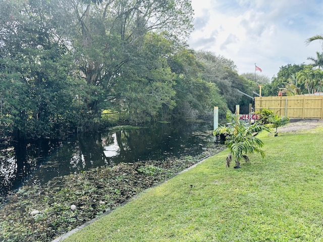 view of yard featuring a water view