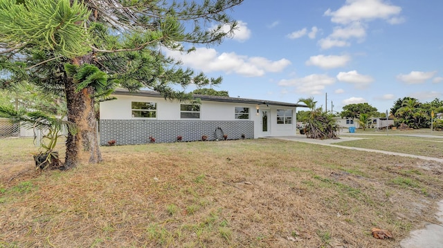 view of front of home featuring a front yard