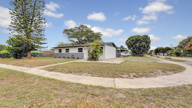 view of front of property with a front lawn