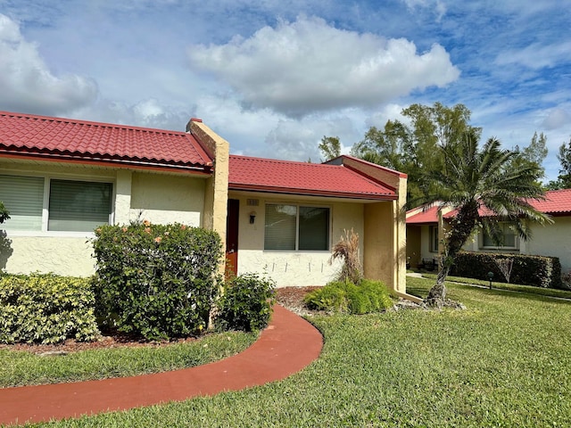 view of front facade featuring a front lawn