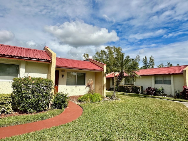 view of front of home featuring a front lawn