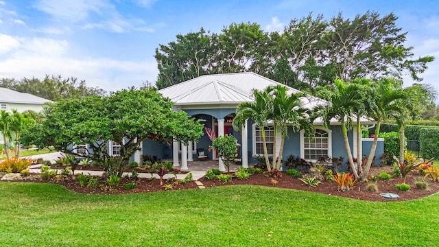 view of front facade featuring a front lawn