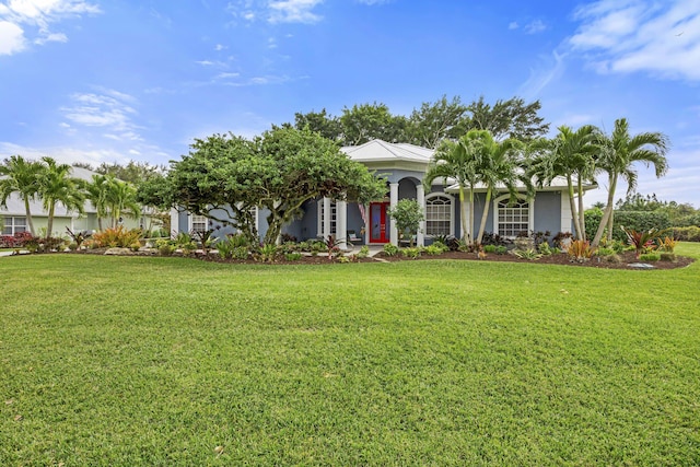 view of front of property featuring a front yard