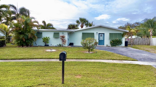 single story home with a front lawn