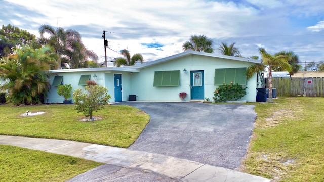 single story home with a front lawn