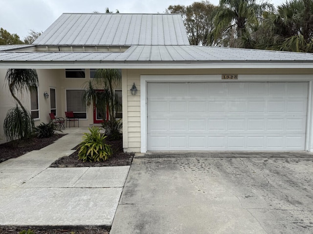 view of front facade featuring a garage