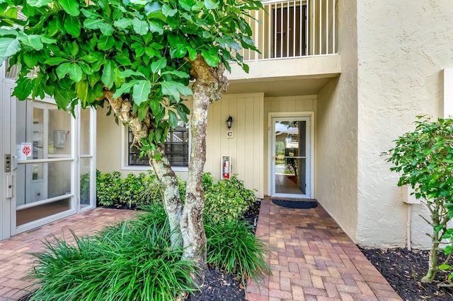 property entrance featuring a balcony