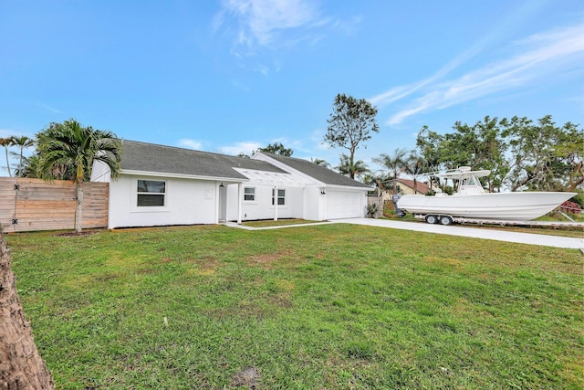 view of front of property featuring a front lawn