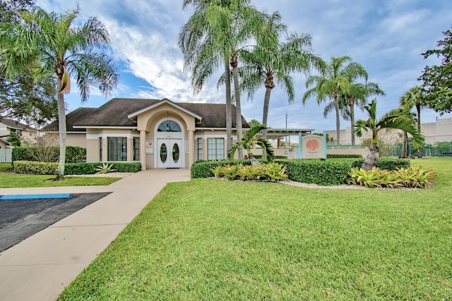 view of front facade featuring a front yard