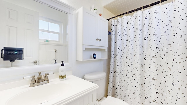 bathroom with toilet, a shower with curtain, and sink