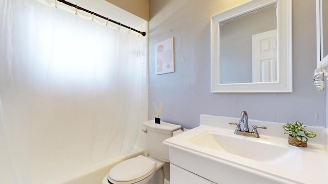 full bathroom with toilet, vanity, and shower / bath combo