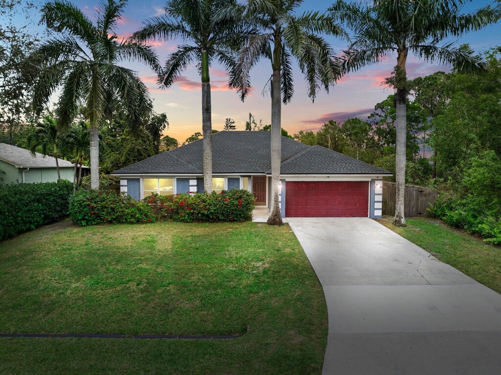 view of front facade featuring a front lawn and a garage