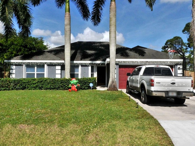 view of front facade featuring a front lawn and a garage