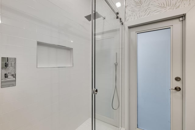 bathroom featuring tiled shower