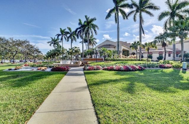 view of property's community featuring a yard