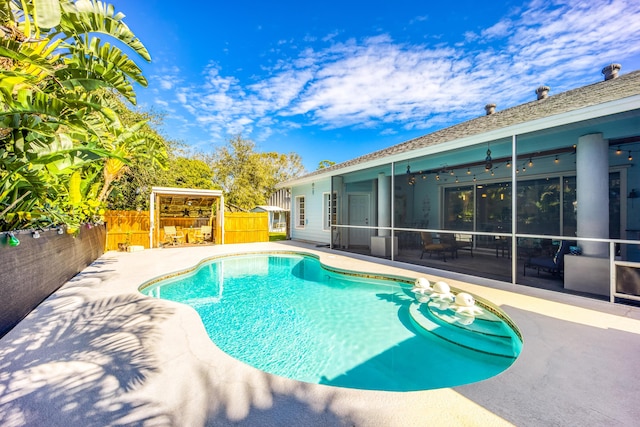 view of swimming pool with a patio area and ceiling fan