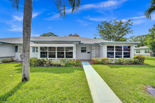 ranch-style home featuring a front lawn